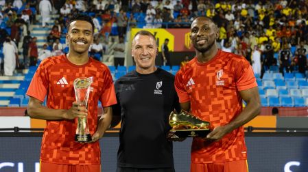 Julian Quinones posa con el trofeo de Maximo Goleador de la Liga Pro Saudi con Al-Qadisiya