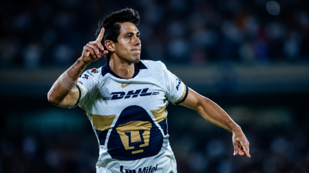 JJ Macías marcando un gol con Pumas