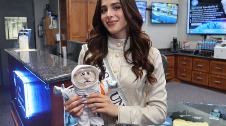 La mexicana visitó la NASA y recibió una divertida sorpresa durante su recorrido por el Centro Espacial Johnson.