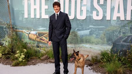 Jacob Elordi acudió a Londres acompañado también de su mascota.