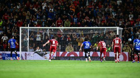 Alí Ávila falla penal durante el partido entre Querétaro Vs Toluca en la compensación del primer tiempo.