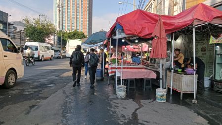 Loss transeúntes se ven en la necesidad de bajar a la calle para llegar al Metro por el comercio informal.