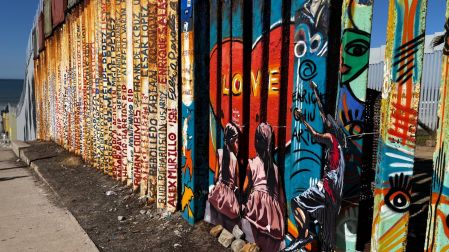 El artista Enrique Chiu convocó a la ciudadanía a intervenir la valla fronteriza en Playas de Tijuana con murales dedicados a las madres buscadoras.