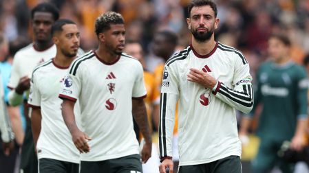 jugadores del Manchester United tristes tras la derrota