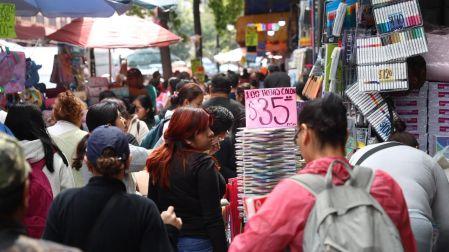 Padres de familia buscan útiles escolares en Centro de CDMX