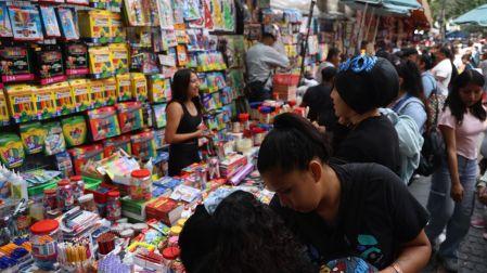 Padres de familia buscan útiles escolares en Centro de CDMX