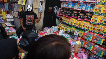 Padres de familia buscan útiles escolares en Centro de CDMX