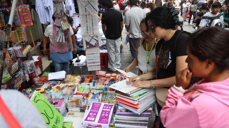 Padres de familia buscan útiles escolares en Centro de CDMX