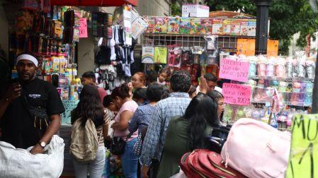 Padres de familia buscan útiles escolares en Centro de CDMX