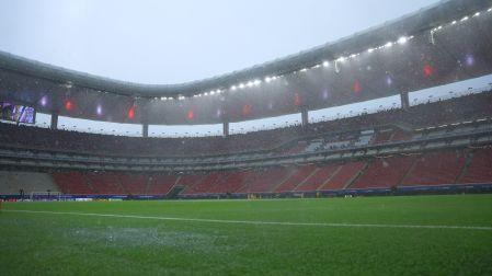 La cancha del Estadio Akron inundada pese al gran sistema de drenaje con el que cuenta.