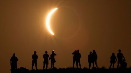 España habilitó 350 puntos de observación para que los ciudadanos siguieran el eclipse de forma segura.
