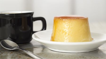 El flan en taza preparado en microondas está listo en cinco minutos.