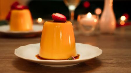 El flan se puede decorar con frutos rojos.