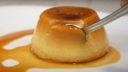 Flan en taza después de su preparación.