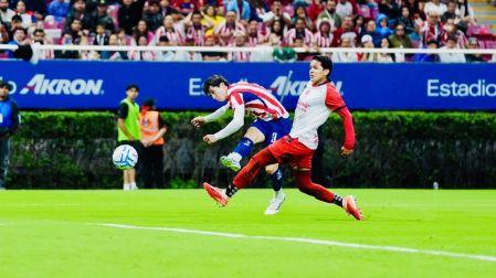 Diego Campillo marcando el quinto gol
