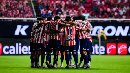 Jugadores de Chivas reunidos