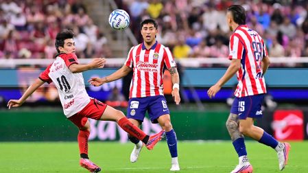 Gilberto Mora poco pudo hacer en la cancha ante el dominio de Chivas