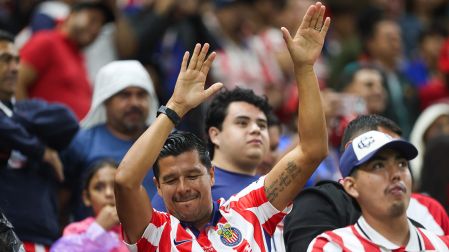 Los aficionados de Chivas ovacionaron a Gilberto Mora durante la presentación del once titular de Xolos
