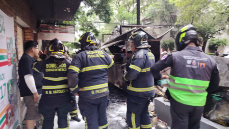 Incendio en un puesto de comida ubicado en la colonia Roma Sur