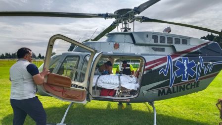 Personal de salud traslada a uno de los lesionados en la Huamantlada