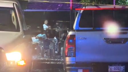 Elementos de seguridad afuera de un velatorio donde dos hombres fueron asesinados