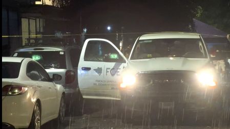 Elementos de seguridad afuera de un velatorio donde dos hombres fueron asesinados