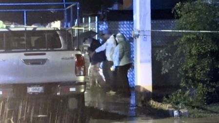 Elementos de seguridad afuera de un velatorio donde dos hombres fueron asesinados