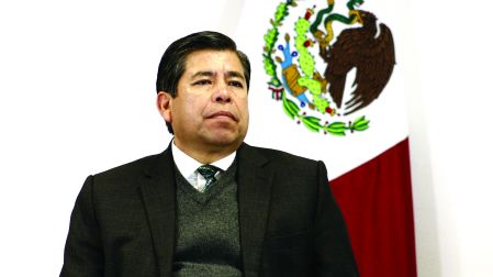 El excomisionado del INM, Tonatiuh Guillén, advirtió que la inadmisión de extranjeros en aeropuertos opera como una revocación de visa implícita que impide su retorno al país.Alexandra Haas Paciuc, presidente de la CONAPRED, y Tonatiuh Guillen Lopez, titular del Instituto Nacional de Migracion, durante la presentacion de la campana contra la xenofobia, luego de las agresiones recientes en Tijuana a migrantes centroamericanos.Foto: Eduardo Jimenez Fernandez. EJF.