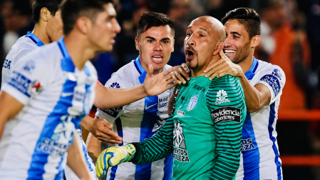 El Conejo Pérez festejando su gol