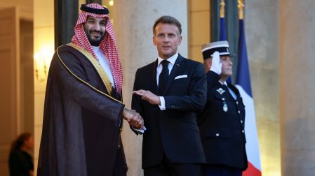 Emmanuel Macron y el Príncipe de la Corona Saudi, Mohammed bin Salman, firmaron el acuerdo para el parque temático de Dragon Ball en Francia.
