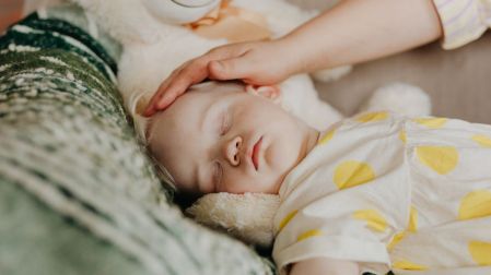 ¿Por qué ocurren los sudores nocturnos en niños?