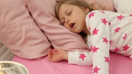 ¿Por qué ocurren los sudores nocturnos en niños?