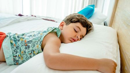¿Por qué ocurren los sudores nocturnos en niños?