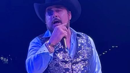 Arnulfo Jr. es conocido artísticamente como El Pirata del Amor.