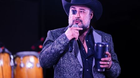 Arnulfo Jr. ha desarrollado una carrera de varias décadas en la música.