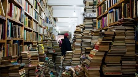 Empresas usan libros viejos para alimentar a la IA.