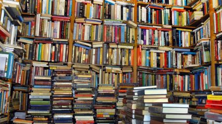 Empresas usan libros viejos para alimentar a la IA.