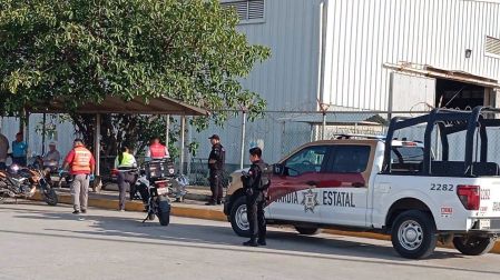 Paramédicos ayudan a un joven que saltó desde lo alto de un puente