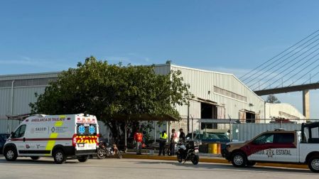 Paramédicos ayudan a un joven que saltó desde lo alto de un puente