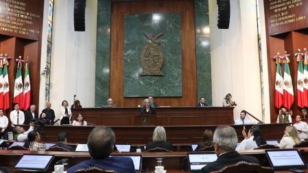 Vista panorámica del Congreso del Estado de Sinaloa durante la toma de protesta de Graciela Domínguez Nava como gobernadora interina, mostrando banderas mexicanas y la asamblea llena.