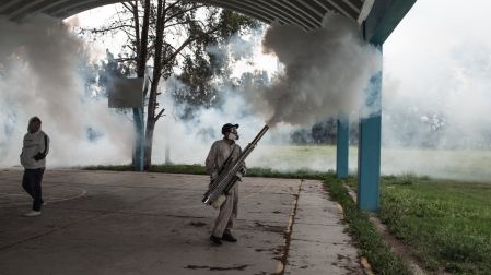 Fumigan escuelas en Hidalgo por plaga de mosquitos en la Presa Endhó