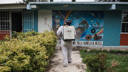 Fumigan escuelas en Hidalgo por plaga de mosquitos en la Presa Endhó