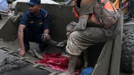 Las inundaciones en la frontera del Himalaya entre Nepal y el Tíbet arrasaron pueblos, carreteras y proyectos energéticos, dejando más de 90 muertos.