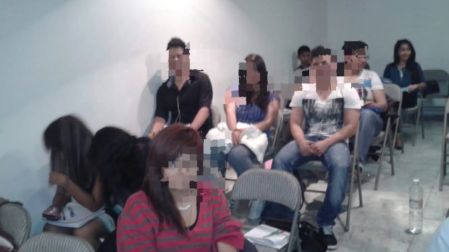 Los primeros años, con cursos presenciales basados en guías de estudio.