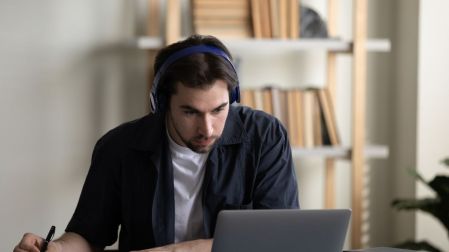 Canva ofrece herramientas para crear presentaciones y proyectos escolares.