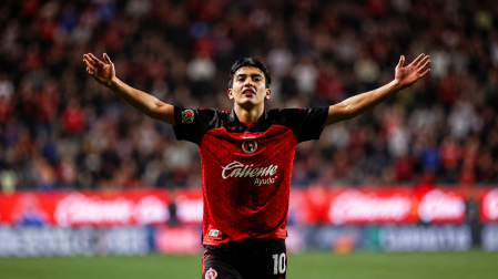 Gil Mora celebrando un gol
