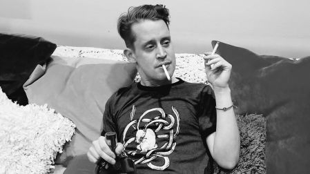 Macaulay Culkin dejó de lando su banda de rock.