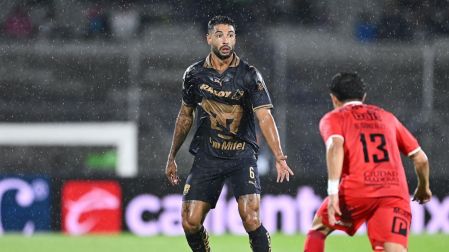 Nathan Silva portando la camiseta de los Pumas de la UNAM en la cancha.