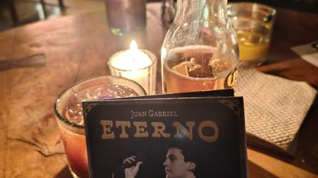 Eterno es el disco póstumo de Juan Gabriel.