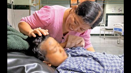 Zoyal y su madre en el hospital.